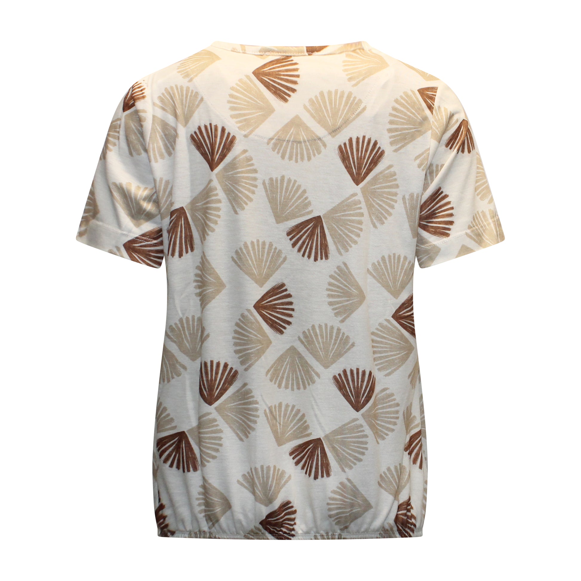 Achterzijde van Sensia blouson Elske met korte mouwen, ronde hals en subtiel waaiermotief in zandkleur.