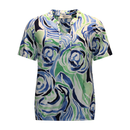 Voorzijde van Sensia blouson Lonneke met korte mouwen, ronde hals die uitloopt in V-hals met koordsluiting en kleuren blauw, groen en wit.