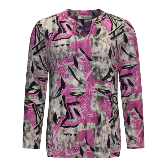 Voorzijde van blouson Rene met elegant dessin in roze en grijs. Ronde hals met verfijnd koorddetail en lange mouwen. Stijlvolle herfstlook.