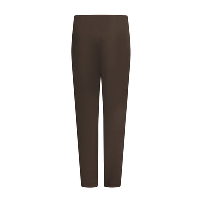 Achterzijde van Sensia Pantalon Penny in taupe, korte lengte met comfortabele pasvorm.
