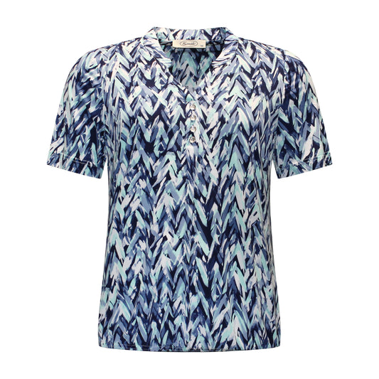 Voorzijde van Sensia Shirt Esmee met korte mouwen, v-hals met knoopjes en grafische print in blauw, navy en offwhite tinten.