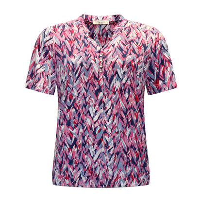 Voorzijde van Sensia Shirt Esmee met korte mouwen, v-hals met knoopjes en grafische print in fuchsia, wit en blauw.