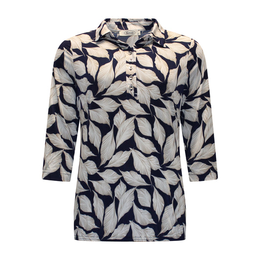 Voorzijde van Sensia Shirt Willeke met kraag, driekwart mouwen, knoopsluiting en elastische band onderaan.