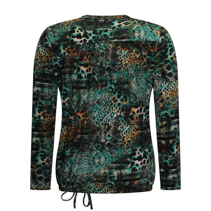Achterzijde van Sensia T-shirt Lisanne met ronde hals en koordje onderaan in groen.