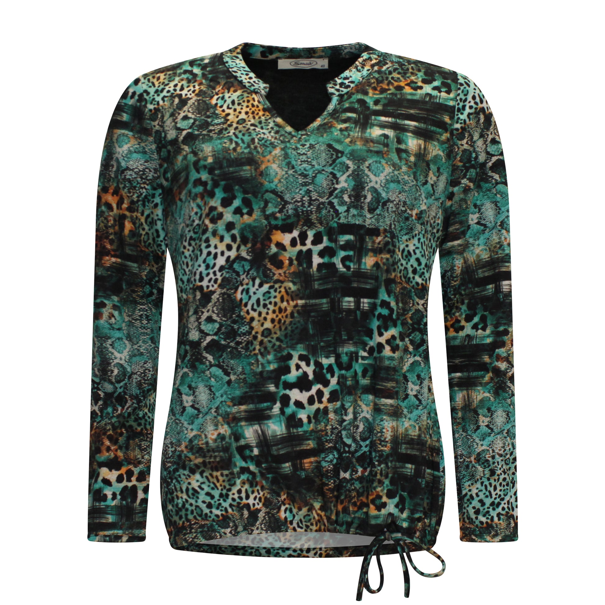 Voorzijde van Sensia T-shirt Lisanne met ronde hals, subtiel V-halsje en koordje onderaan in groen.