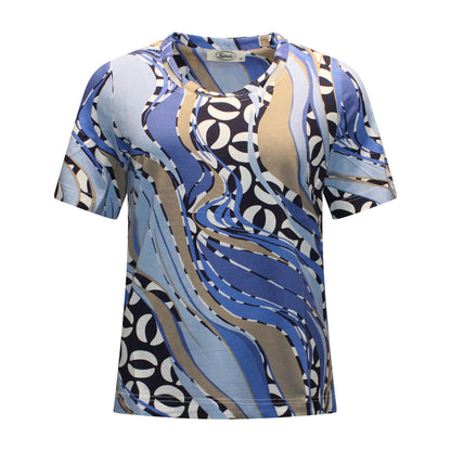 Voorzijde van Sensia T-shirt Rosanne met ronde hals en subtiele opening, korte mouwen en modern abstract patroon in blauw en zand.