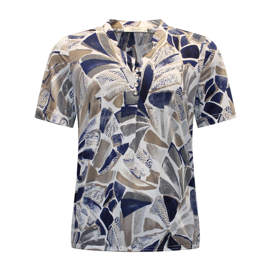 Voorzijde van Sensia t-shirt Marit met korte mouwen, kleine v-hals met knoopjes en elastische band onderaan.