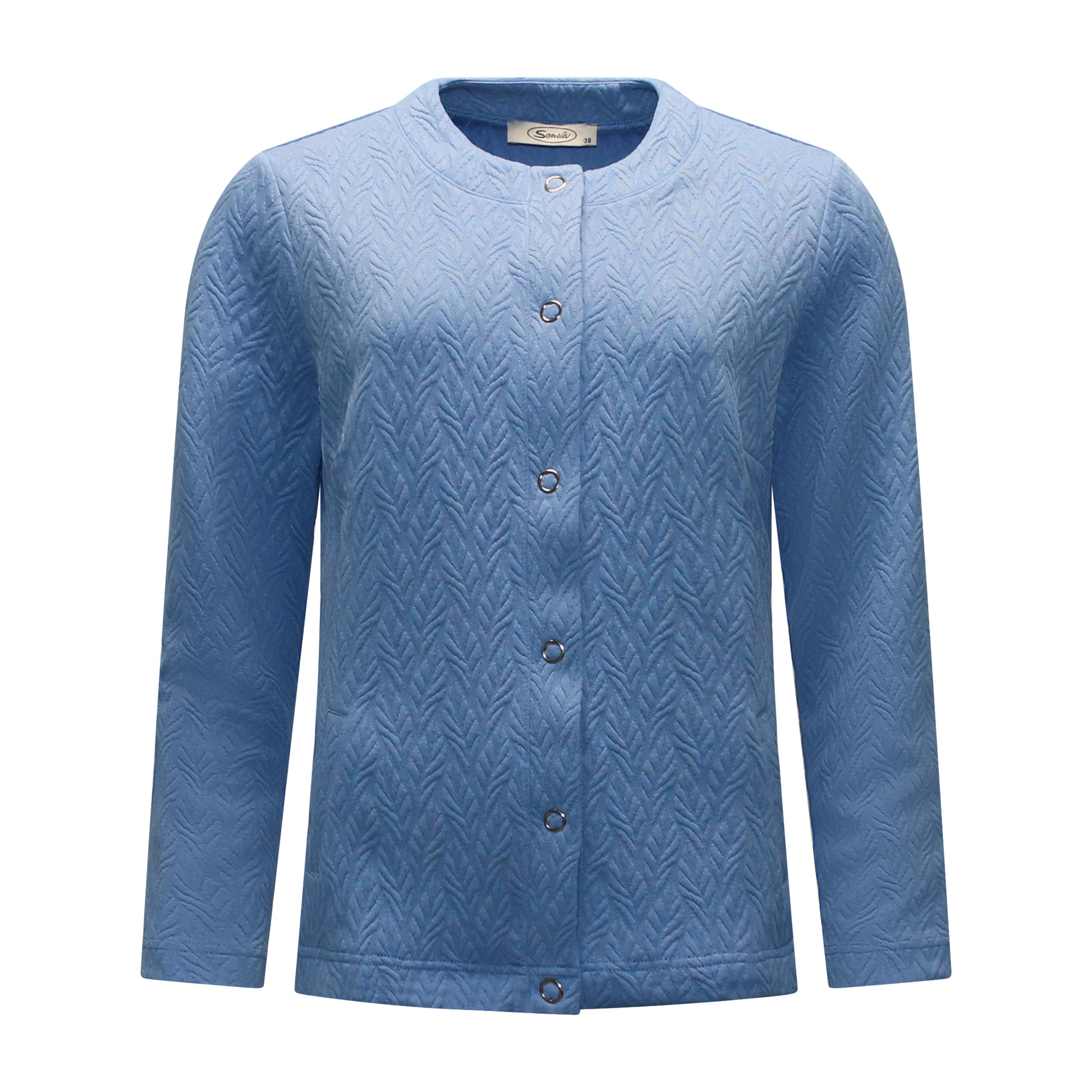 Voorzijde van Sensia vest Monique met ronde hals, drukknopen en twee steekzakken in lichtblauw.