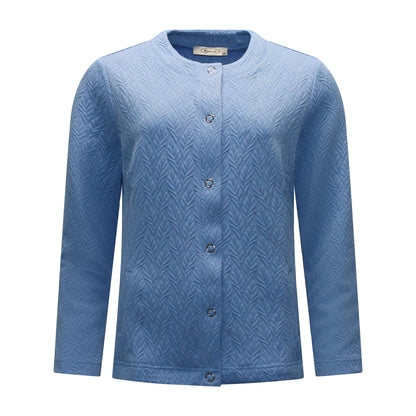 Voorzijde van Sensia vest Monique met ronde hals, drukknopen en twee steekzakken in lichtblauw.