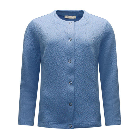 Voorzijde van Sensia vest Monique met ronde hals, drukknopen en twee steekzakken in lichtblauw.