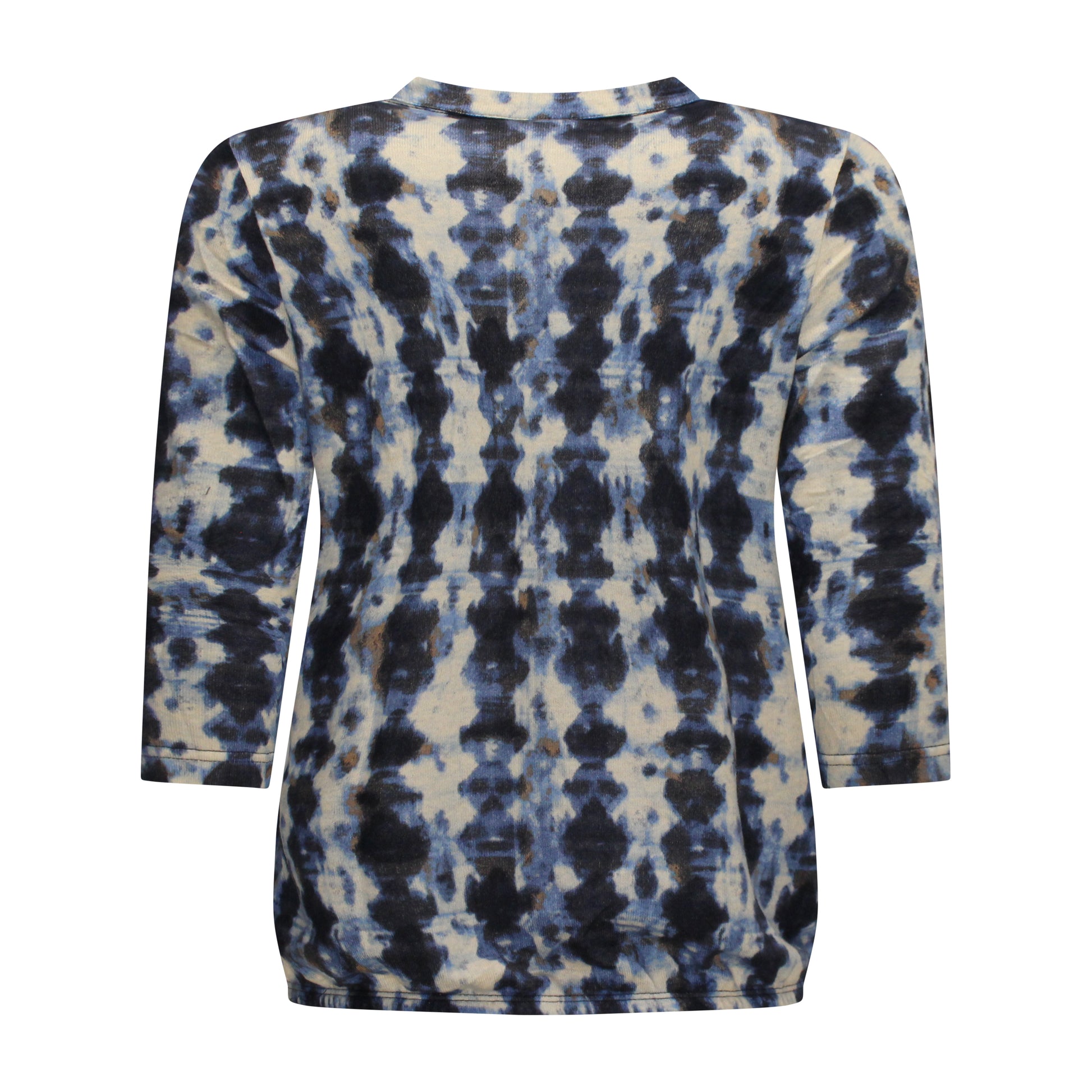 Achterzijde van Signature Blouson Anouk met v-hals, knoopjes, driekwartmouwen en subtiel patroon in het blauw.