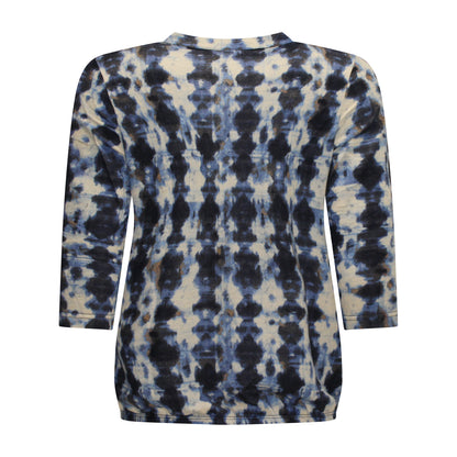 Achterzijde van Signature Blouson Anouk met v-hals, knoopjes, driekwartmouwen en subtiel patroon in het blauw.