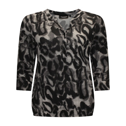 Voorzijde van Signature Blouson Anouk met V-hals, knoopjes, driekwartmouwen en subtiel patroon in zwart.