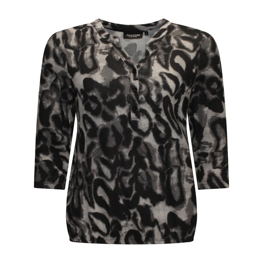 Voorzijde van Signature Blouson Anouk met V-hals, knoopjes, driekwartmouwen en subtiel patroon in zwart.