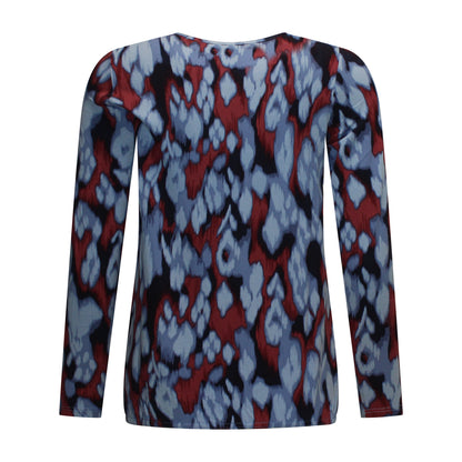 Achterzijde van Signature Blouson Elora met ronde hals, opengewerkt randje en lange mouwen in blauw met bordeauxrode print.