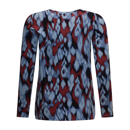 Achterzijde van Signature Blouson Elora met ronde hals, opengewerkt randje en lange mouwen in blauw met bordeauxrode print.
