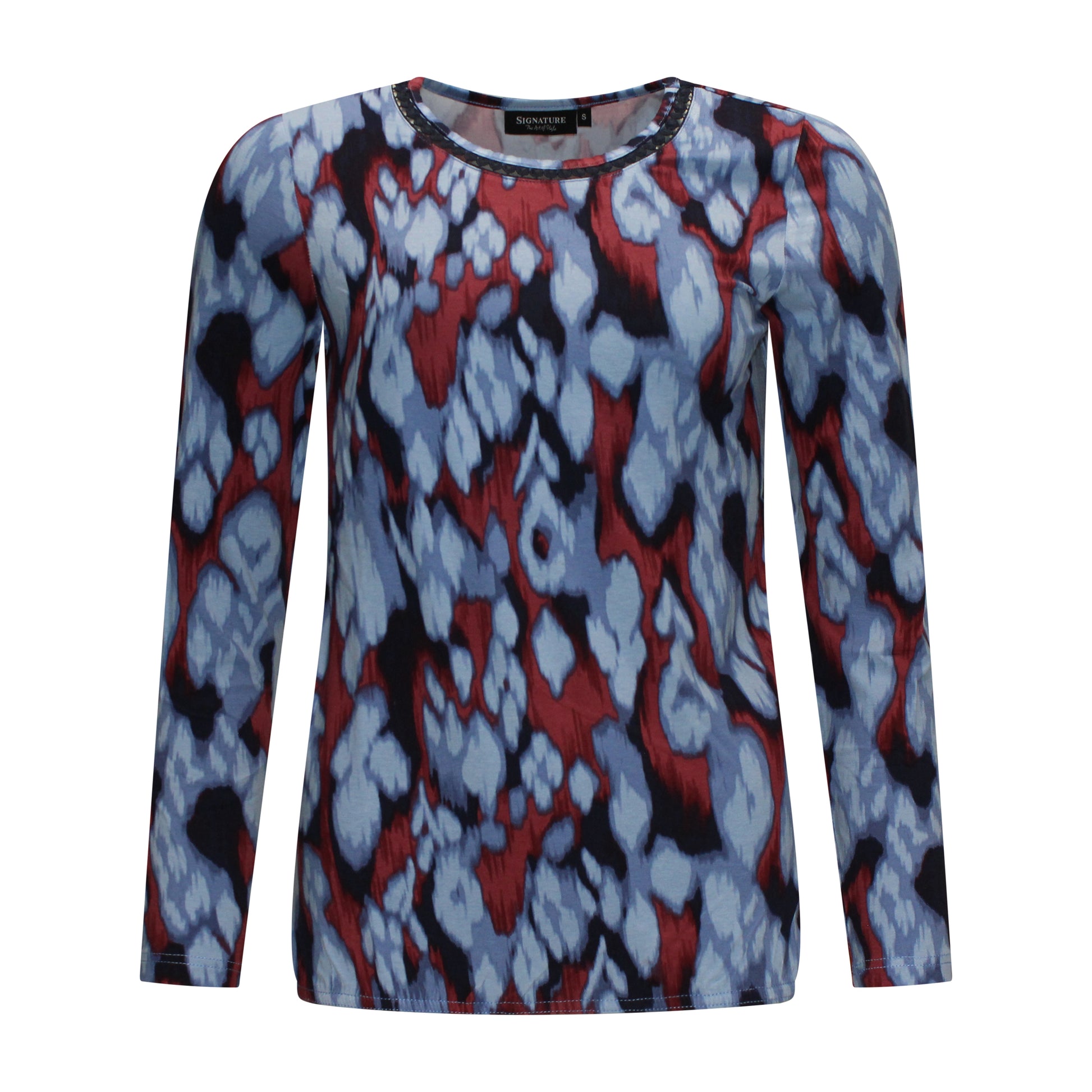 Voorzijde van Signature Blouson Elora met ronde hals, opengewerkt randje en lange mouwen in blauw met bordeauxrode print.