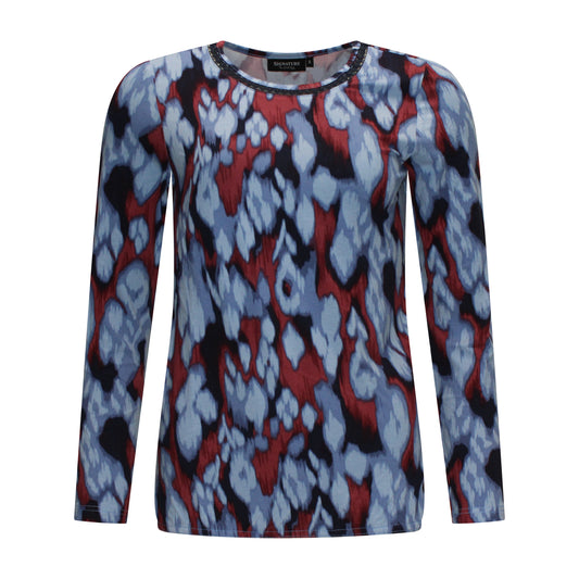 Voorzijde van Signature Blouson Elora met ronde hals, opengewerkt randje en lange mouwen in blauw met bordeauxrode print.