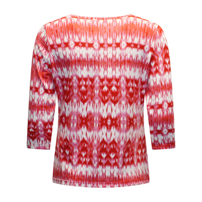 Achterzijde van Signature t-shirt Denise met driekwart mouwen en bloempatroon in rood met wit.
