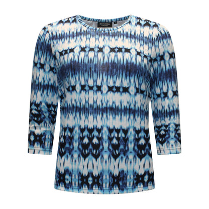 Voorzijde van Signature t-shirt Denise met ronde hals, driekwart mouwen en bloempatroon in blauw met wit.