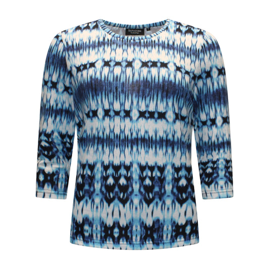 Voorzijde van Signature t-shirt Denise met ronde hals, driekwart mouwen en bloempatroon in blauw met wit.