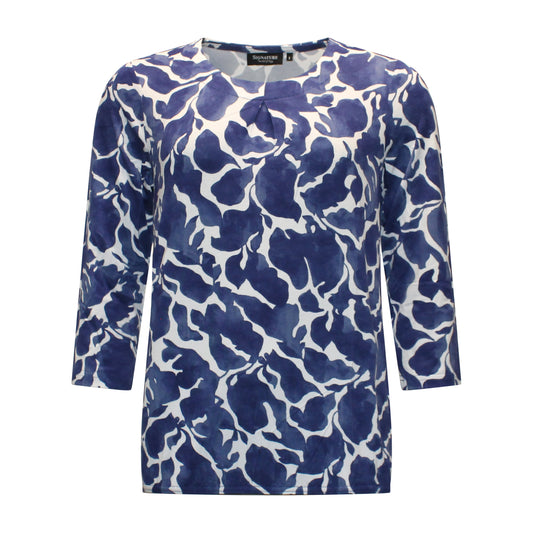 Voorzijde van Signature t-shirt Elske met ronde hals, driekwart mouwen, elastische onderband en bloempatroon in marine.
