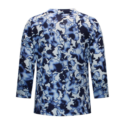 Achterzijde van Signature t-shirt Linda met driekwart mouwen, recht model en bladpatroon in blauw.