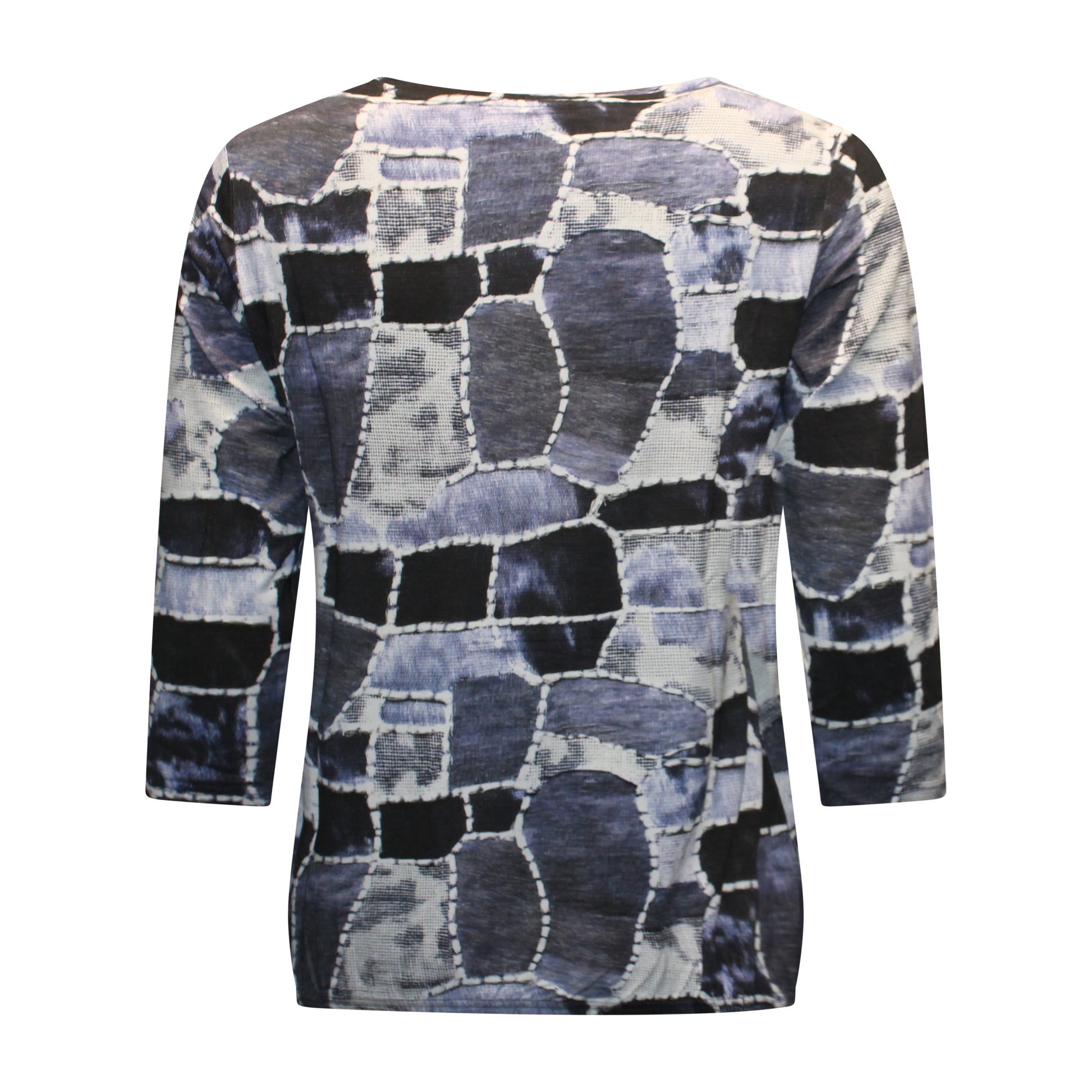 Achterzijde van Sunday blouson Bregje met elastische onderband, driekwart mouwen en blauw-zwart dessin met crème tint.