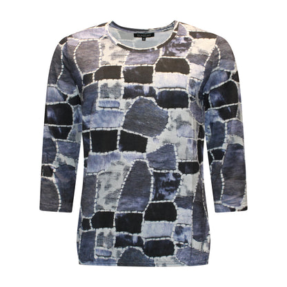 Voorzijde van Sunday blouson Bregje met ronde hals, driekwart mouwen en abstract patroon in blauw, zwart en crème.