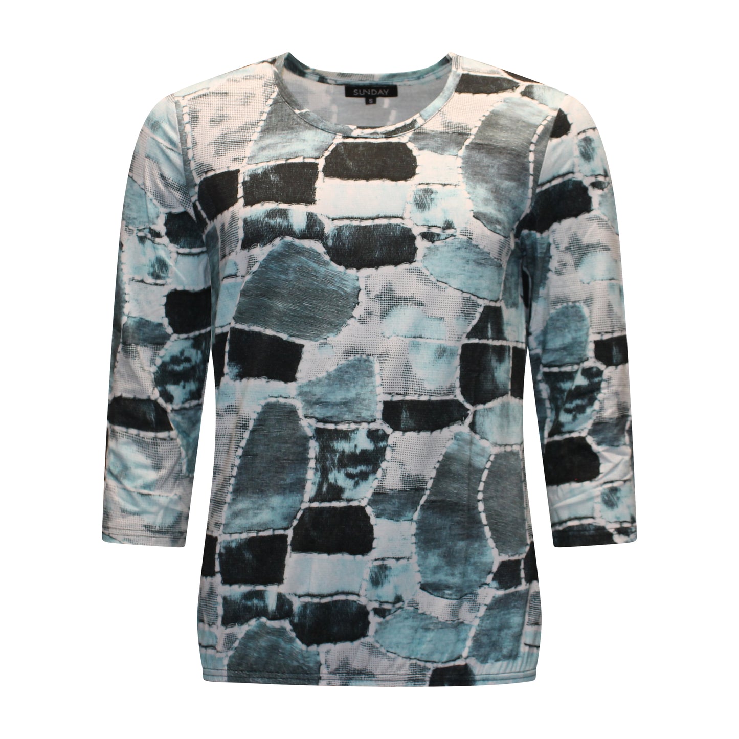 Voorzijde van Sunday blouson Bregje met ronde hals, driekwart mouwen en abstract patroon in groen, zwart en crème.