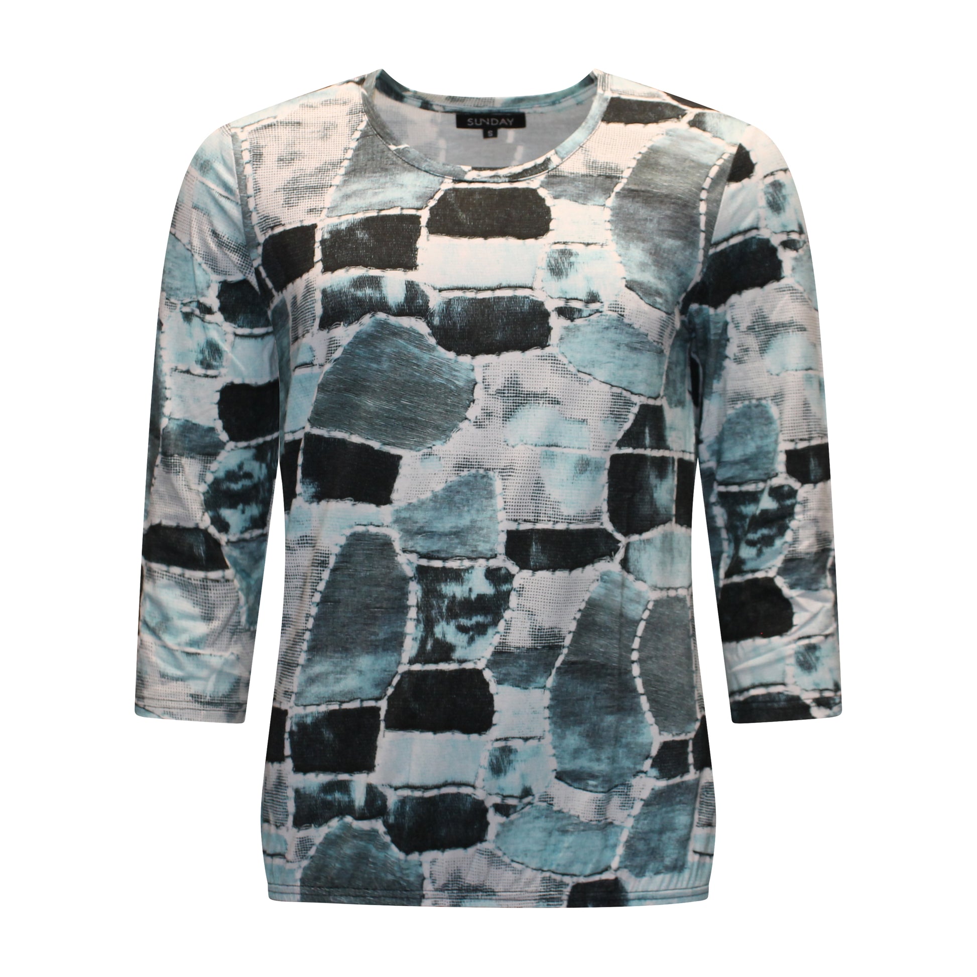 Voorzijde van Sunday blouson Bregje met ronde hals, driekwart mouwen en abstract patroon in groen, zwart en crème.