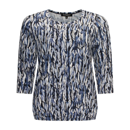Voorzijde van Sunday Blouson Maris met driekwart mouwen en ronde hals in het blauw.