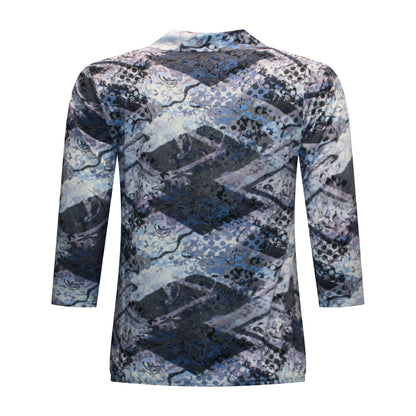 Achterzijde van Sunday polo Pleun met driekwart mouwen, comfortabel vallende onderkant en blauw met zwart dessin.