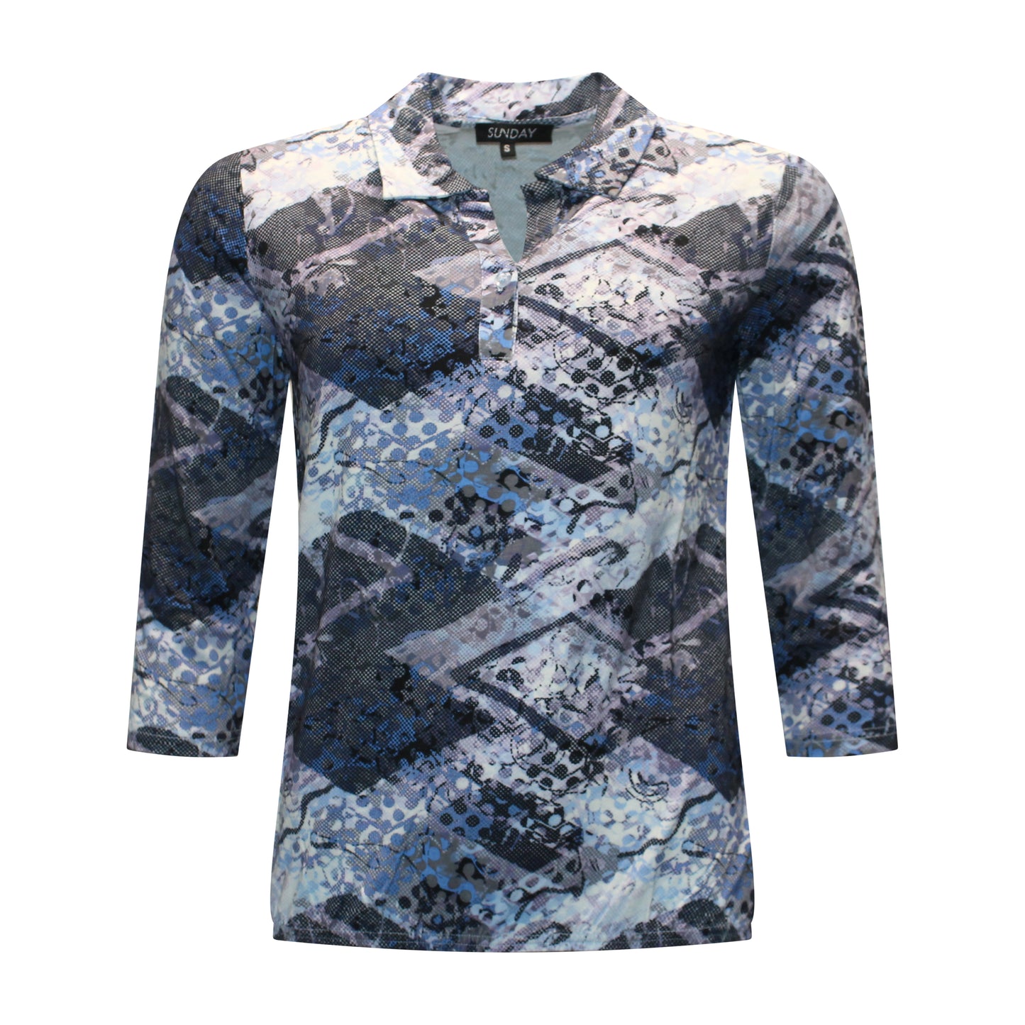 Voorzijde van Sunday polo Pleun met V-hals en knoopsluiting, driekwart mouwen en blauw met zwart dessin.