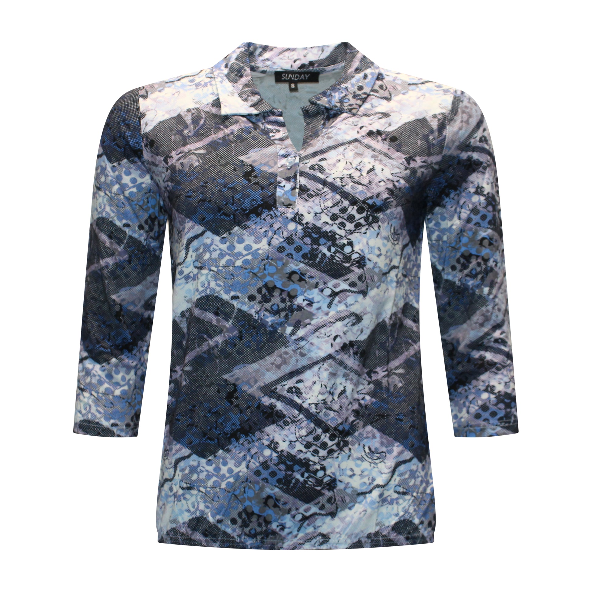 Voorzijde van Sunday polo Pleun met V-hals en knoopsluiting, driekwart mouwen en blauw met zwart dessin.