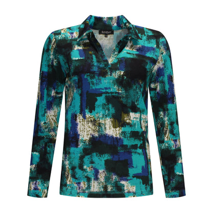 Voorzijde van Sunday Poloshirt Caren met opvallend kraagje, rechte pasvorm en lange mouwen in turquoise kleur.