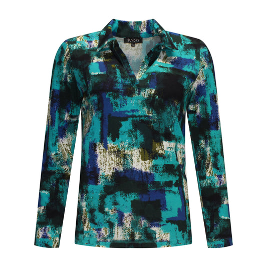 Voorzijde van Sunday Poloshirt Caren met opvallend kraagje, rechte pasvorm en lange mouwen in turquoise kleur.