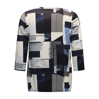 Achterzijde van Sunday Shirt Nicole met driekwart mouwen, elastische onderband en grafische print in blauw en offwhite tinten.