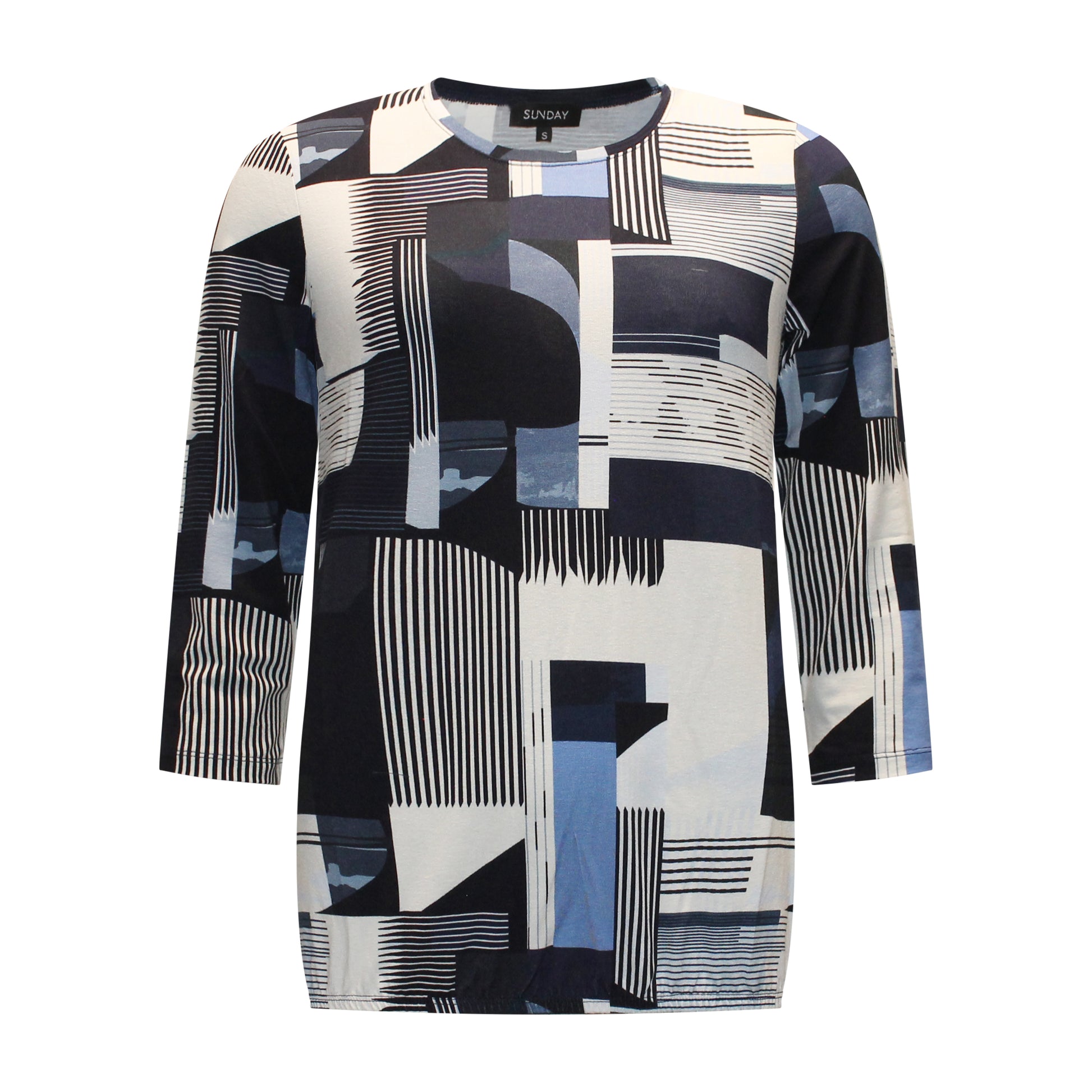 Voorzijde van Sunday Shirt Nicole met driekwart mouwen, plooitjes bij de hals, elastische band en grafische print in blauw, navy en offwhite tinten.