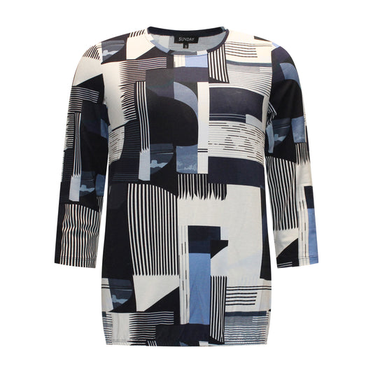 Voorzijde van Sunday Shirt Nicole met driekwart mouwen, plooitjes bij de hals, elastische band en grafische print in blauw, navy en offwhite tinten.