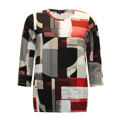 Voorzijde van Sunday Shirt Nicole met driekwart mouwen, plooitjes bij de hals, elastische band en grafische print in rood, zwart en offwhite tinten.