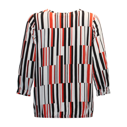 Achterzijde van Sunday T-shirt Judith met korte mouwen en grafische strepenprint in rood, zwart en beige.