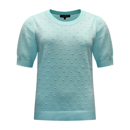 Voorzijde van Sunday Trui Marijke met korte mouwen, ronde hals en reliëfpatroon met ingeweven streepjes in mintgroen.