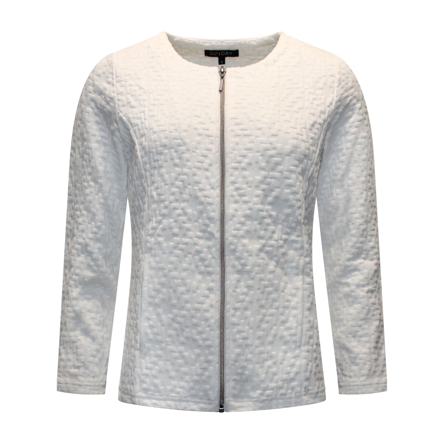 Voorzijde van Sunday Vest Corina met ronde hals, ritssluiting, zakken en verfijnd reliëfstructuurpatroon in wit.