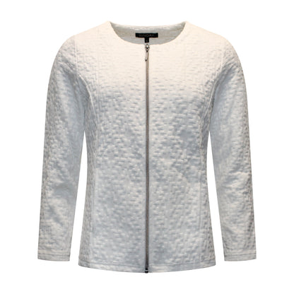 Voorzijde van Sunday Vest Corina met ronde hals, ritssluiting, zakken en verfijnd reliëfstructuurpatroon in wit.