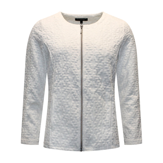 Voorzijde van Sunday Vest Corina met ronde hals, ritssluiting, zakken en verfijnd reliëfstructuurpatroon in wit.