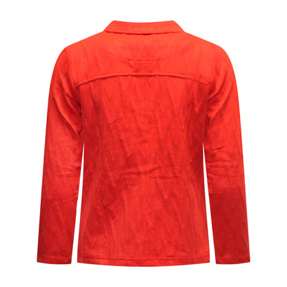 Achterzijde van Sunday Vest Senna met lange stretchmouwen, kraagje en zachte reliëfstof in rood.