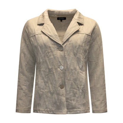 Voorzijde van Sunday Vest Senna in beige, recht model met lange stretchmouwen, kraagje met knoopsluiting en steekzakjes.