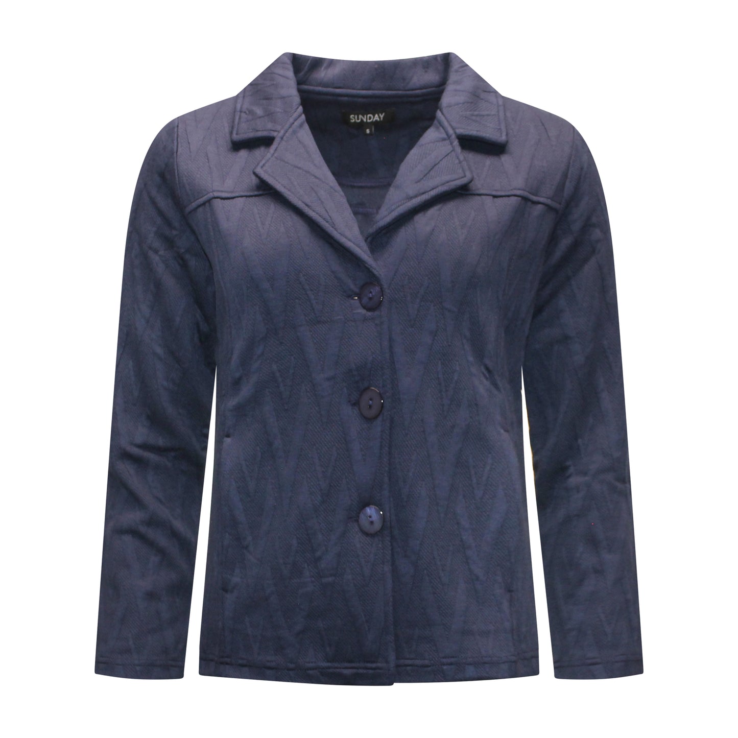 Voorzijde van Sunday Vest Senna in marine, recht model met lange stretchmouwen, kraagje met knoopsluiting en steekzakjes.