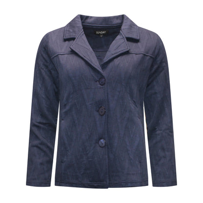 Voorzijde van Sunday Vest Senna in marine, recht model met lange stretchmouwen, kraagje met knoopsluiting en steekzakjes.